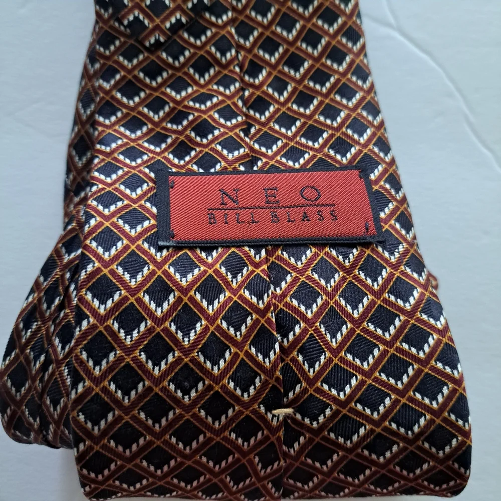 NEO BILL BLASS 100% Silk Multicolored Diamond Shapes Design Tie